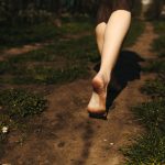 Pourquoi marcher pieds nus peut changer votre santé